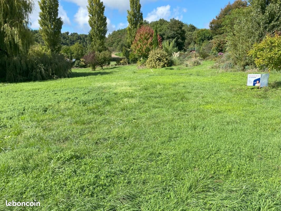 Terrain 1 258 m² Parnans · 99 000 €