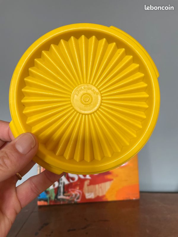 Boîte Tupperware vintage jaune : rangement de cuisine Sunburst