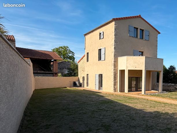 SUD AUVERGNE, maison de caractère entièrement rénovée