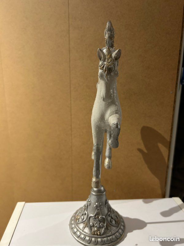 Licorne cabrée - Sculpture féerique en résine pour vitrine magique Licorne cabrée - Sculpture féerique en résine pour vitrine magique