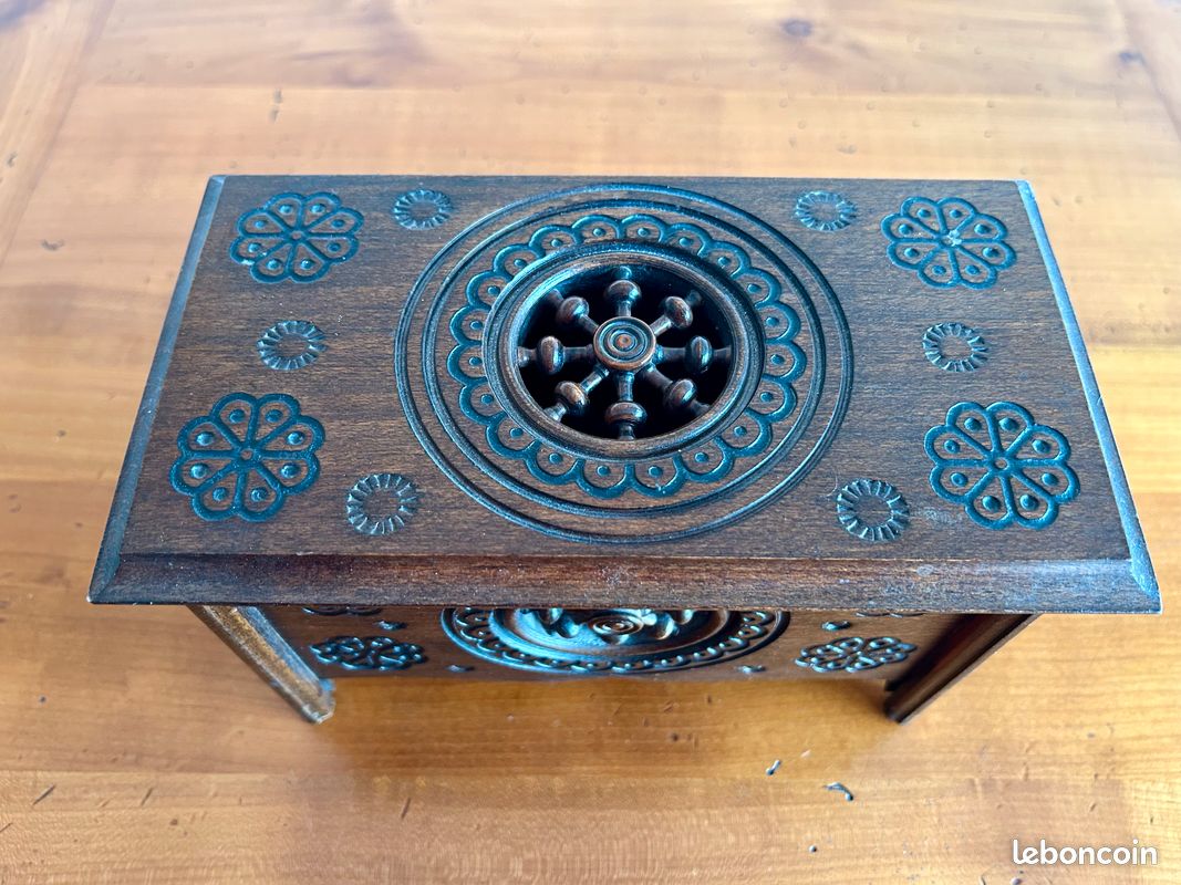 Ancien coffret en bois sculpté breton (image 6)