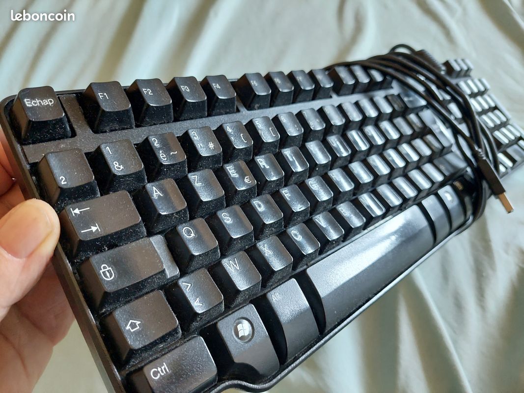 Clavier Dell - il est neuf ( Mais 1 pied manquant) (image 3)