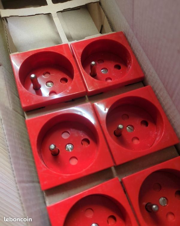 Prise 2P+T 45x45 simple rouge détrompée - Modules pour goulottes clipage direct