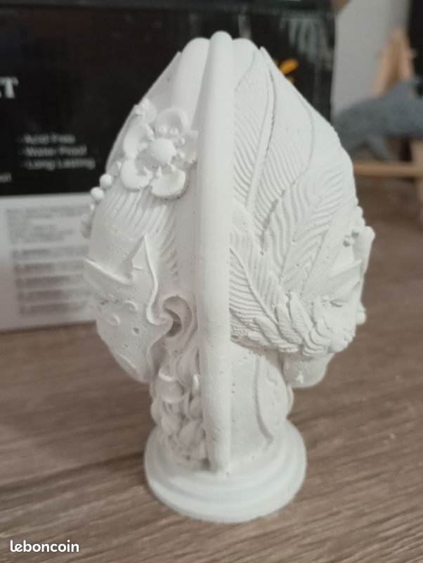 Décoration intérieure femme avec masque d oiseaux (image 2)