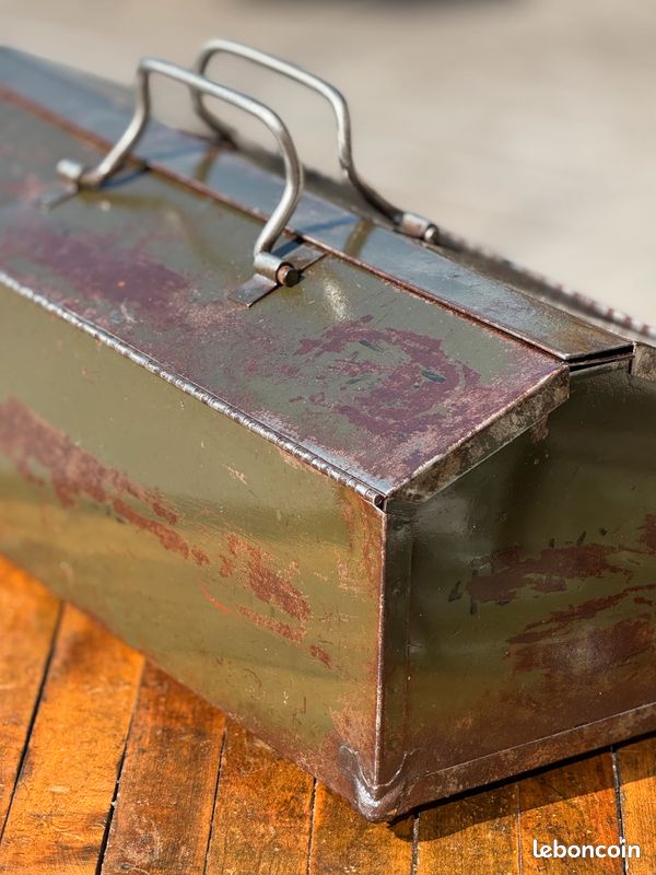 Ancien coffre métallique de rangement, boîte à outils à Nice | Clasf