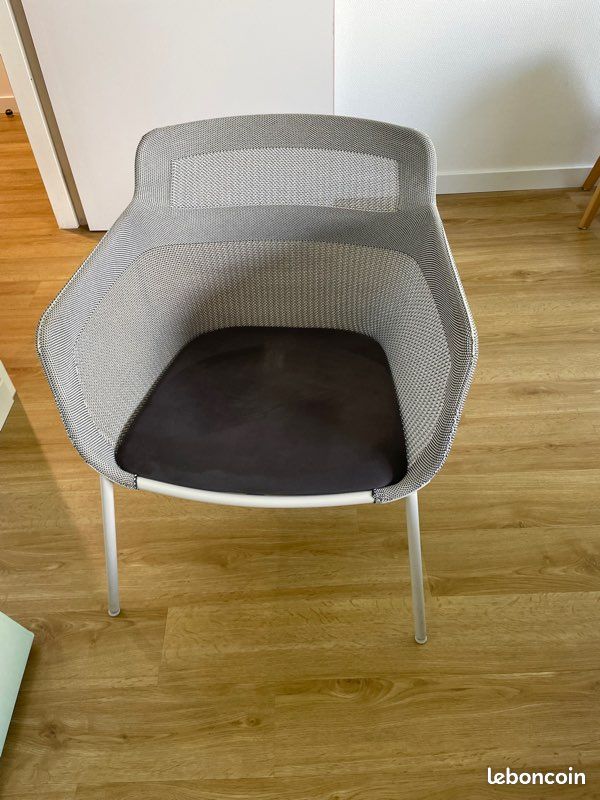 Deux fauteuils gris avec pieds blancs (image 4)