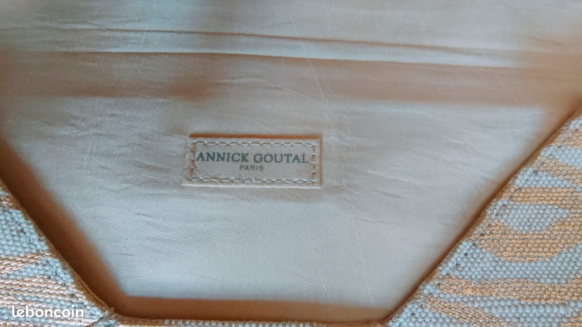 Pochette Brodée Annick Goutal Paris - Tissu Crème Doré - Dimensions 12x17 Cm - Occasion - Fabriquée En France