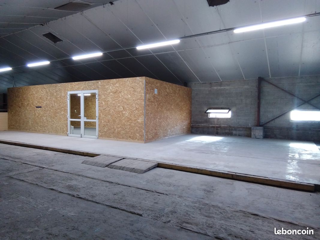 Local commercial 1 pièce 44 m² · à La Salle · 44 m² · 650 €