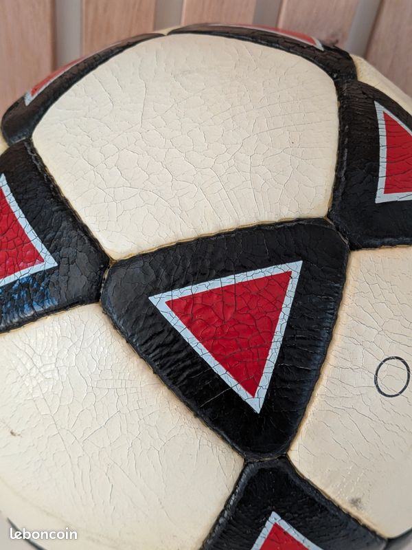Ballon De Football Vintage Marron – Déco Rétro Style Ancien Pour Ambiance Sportive