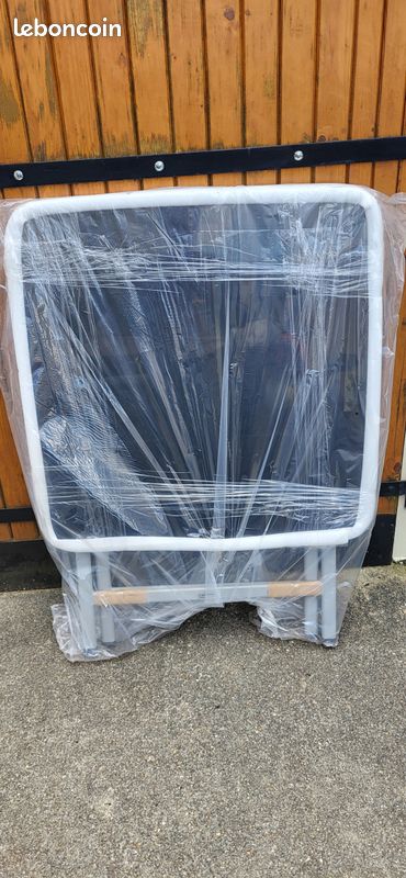 Table toute neuve 70x70 (image 1)