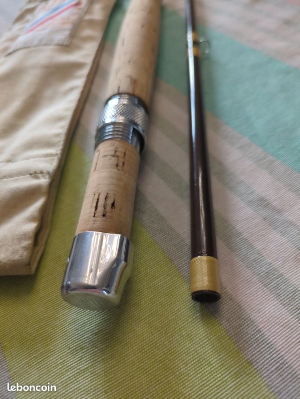Canne bambou refendu PEZON et MICHEL Luxor Luxe N° série 192582 Excellent état, avec sa housse, 2 brins, 2,20m 3 à 10gr Voyez les photos, certains reflets peuvent faire croire que le