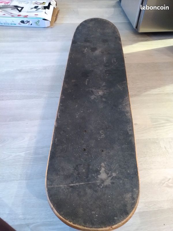 Skateboard (image 1)