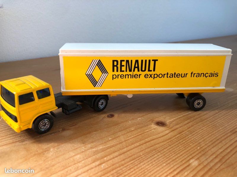 Coffret Europ Assistance en métal massif blanc dans sa boîte