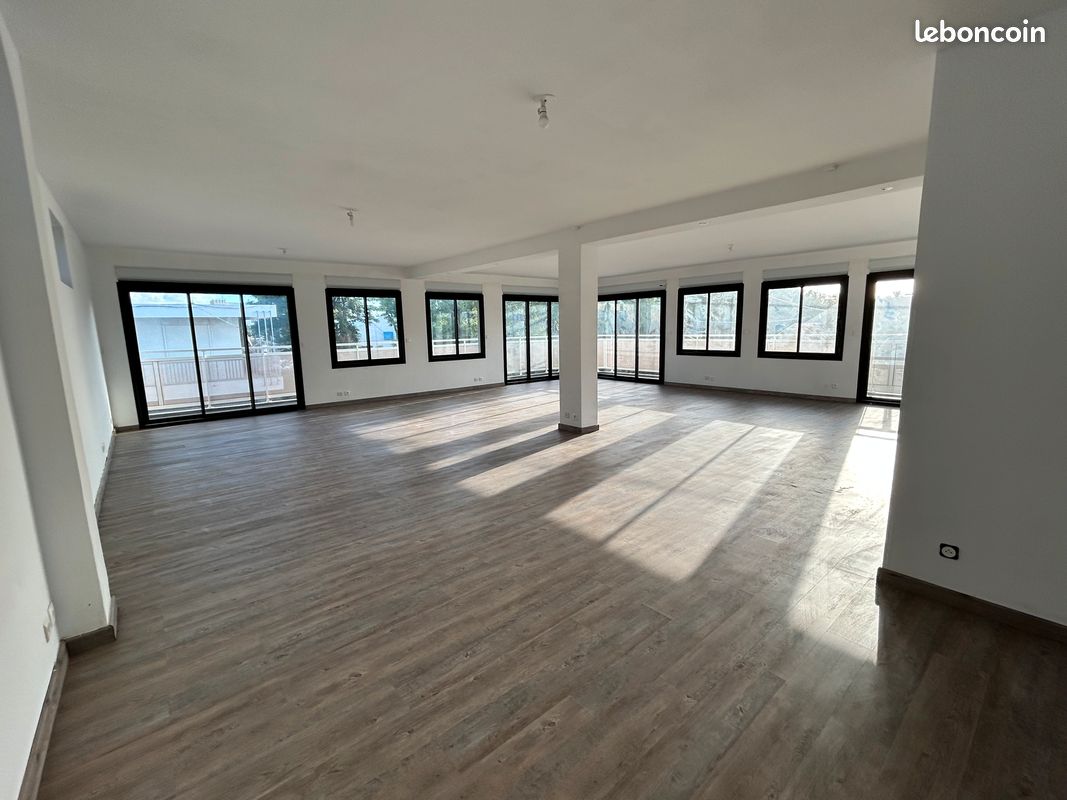 Bail commercial ou professionnel 100m2 Centre ville du Port - Idéal entreprise, bureau d'études, équipe projet, start'up (image 1)