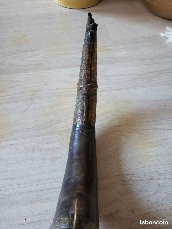 Poire à Poudre en Corne et Laiton Gravé - Décoration