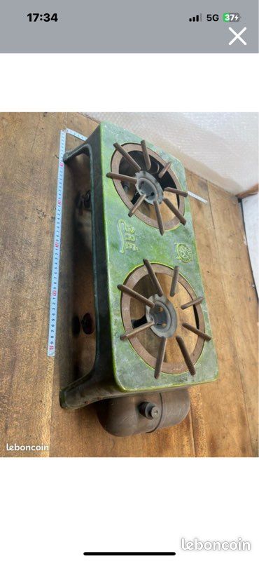 Un vieux réchaud à pétrole pour cuisiner sur une cheminée