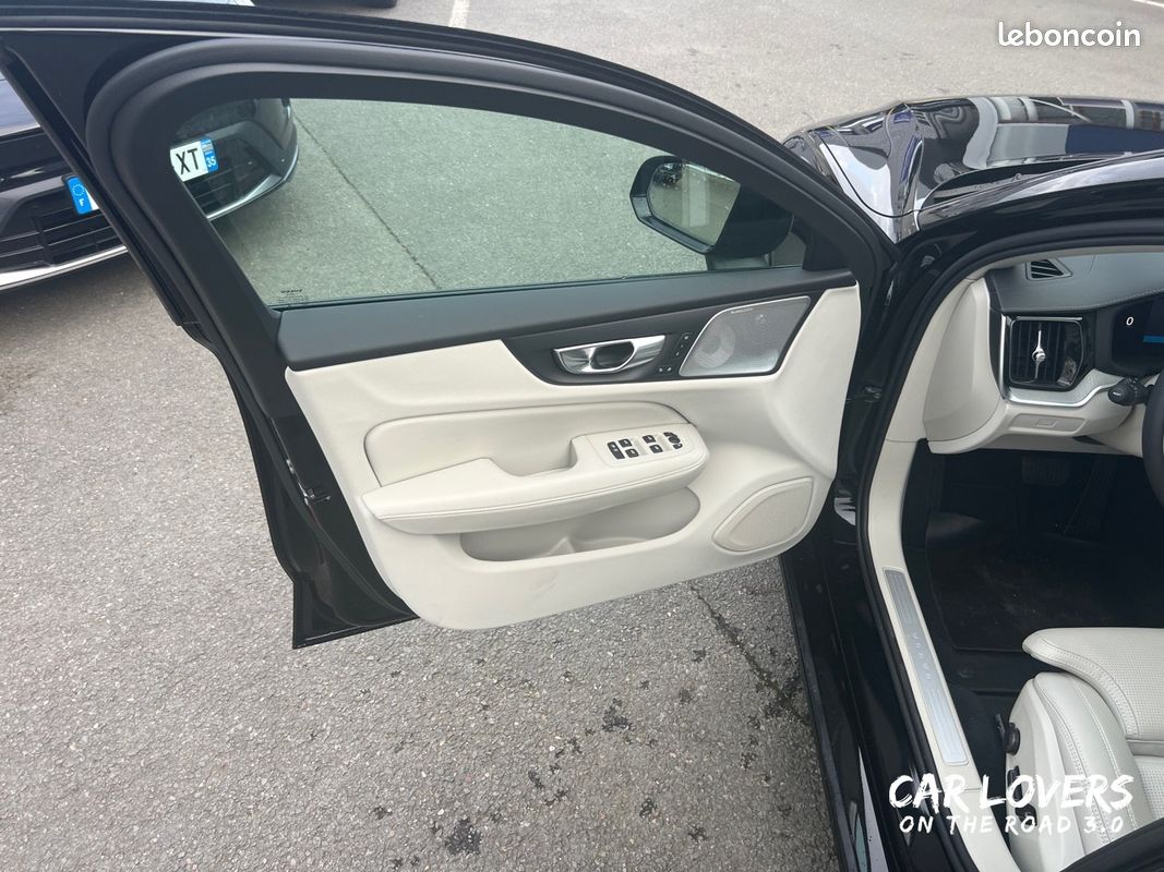 VOLVO V60 Micro hybride essence B4 197 ch DCT7 Ultra Style Dark (image 17)