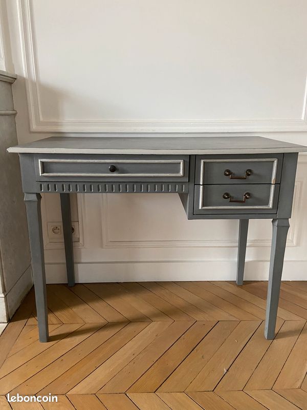 Bureau en bois gris clair (image 1)