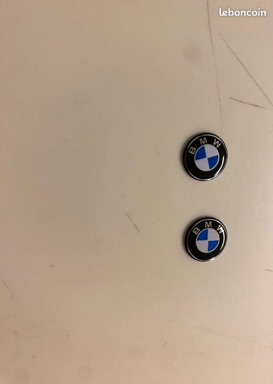 Deux petits logos BMW de clefs NEUFS (image 1)