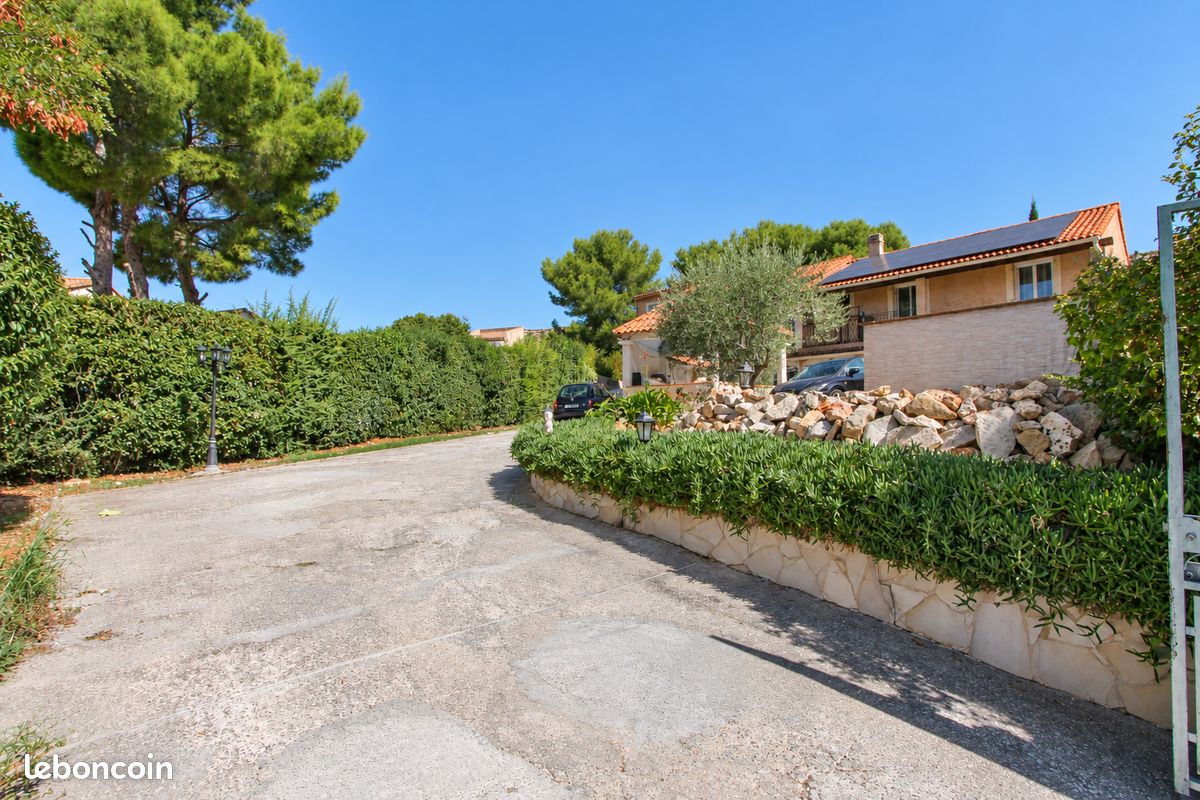 Maison 9 pièces 260 m² · à Vitrolles · 260 m² · 623 000 €