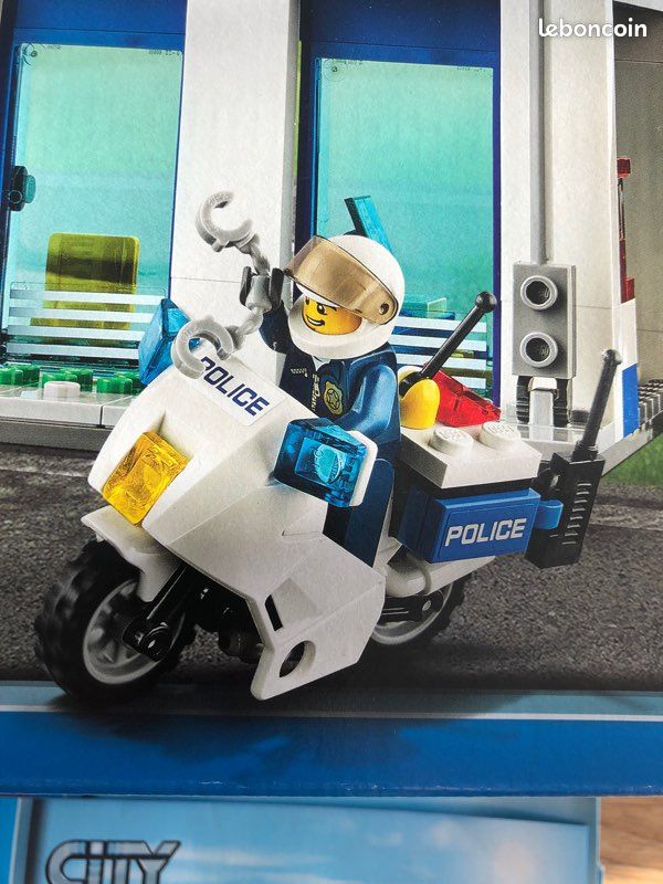Lego city 60047 (image 6)