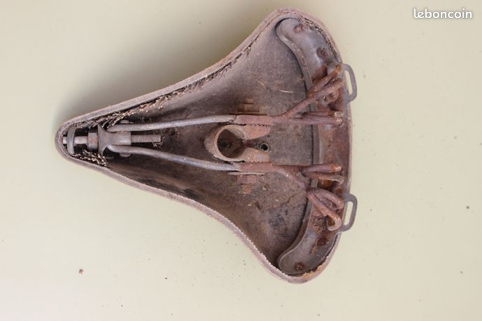 Ancienne selle de vélo, accessoire de vélo A.Wolber en simili