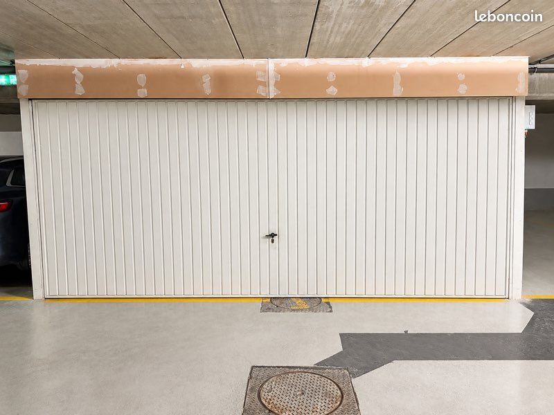 PARKING BOX 25 m2 - CLICHY BEAUJON · 240 €/mois