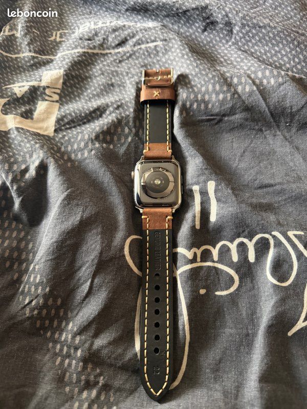 Apple Watch Series 4, saphir 44mm avec facture d’achat de 849 modèle 2018 (image 5)