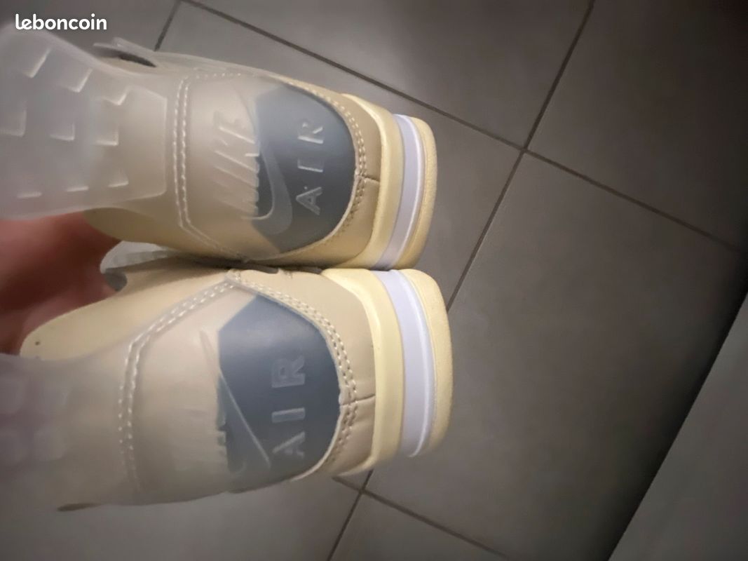 Fausse Jordan 4 (image 1)