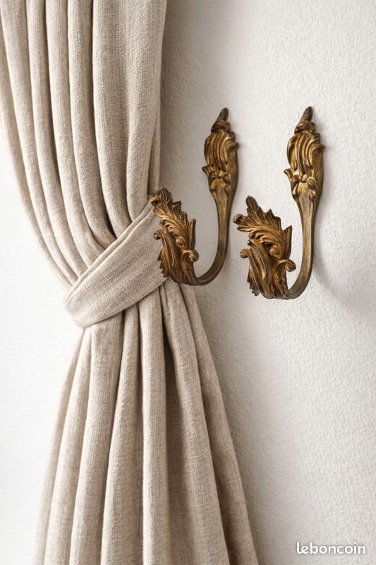 paire d'embrasses de rideau en bronze doré, style rocaille