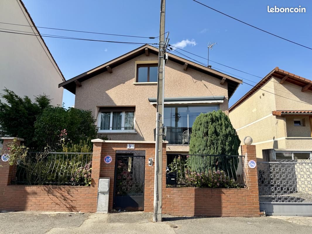 Maison 10 pièces 200 m² · à Saint-Priest-en-Jarez · 200 m² · 260 000 €