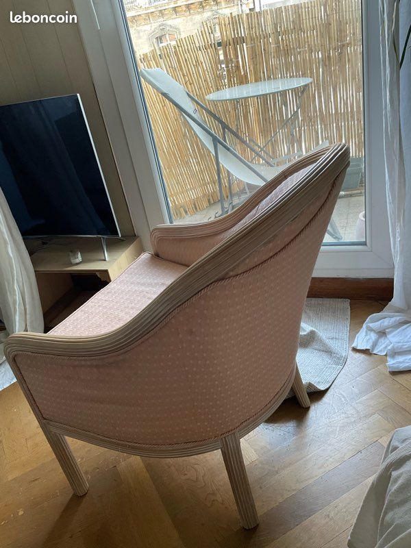 Fauteuil cabriolet vintage rose poudré – style Louis XVI (image 3)