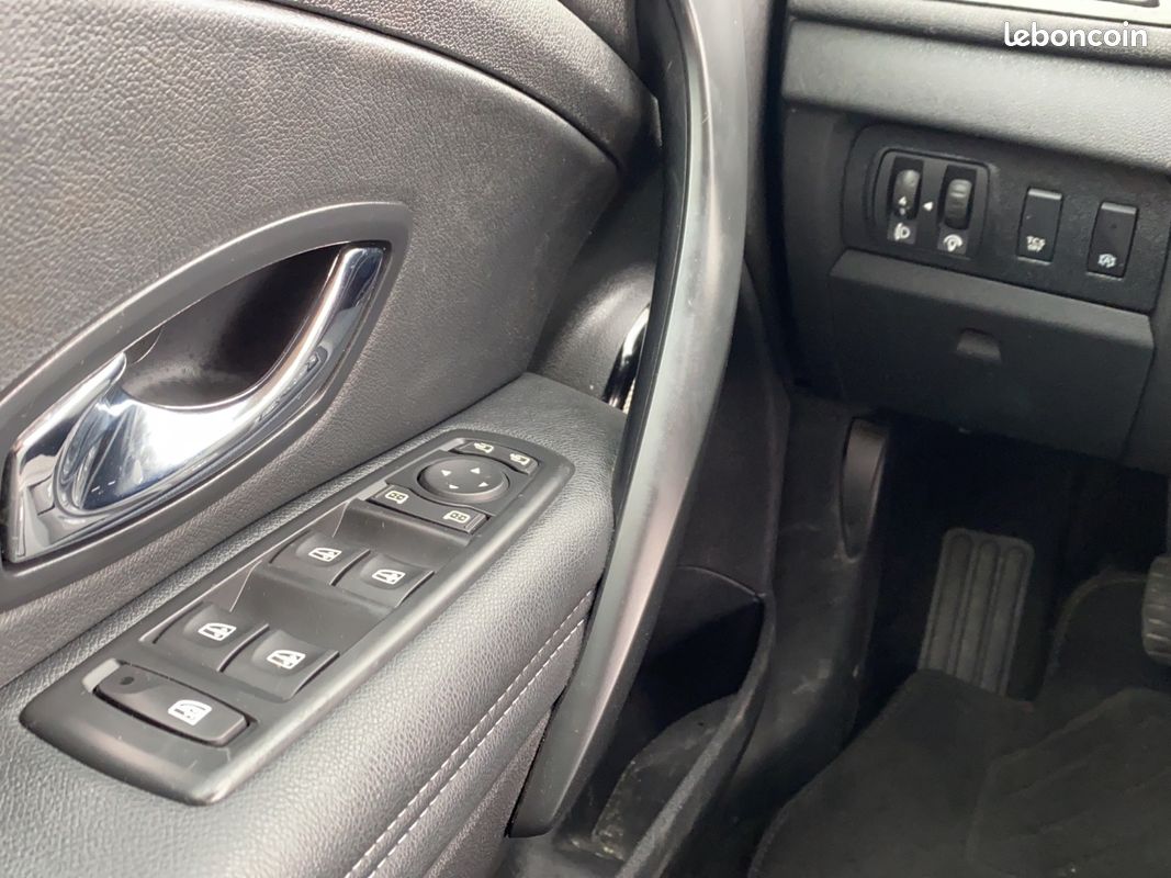 RENAULT MEGANE III ESTATE Estate III TCE 130 Energy eco2 Bose (image 21)