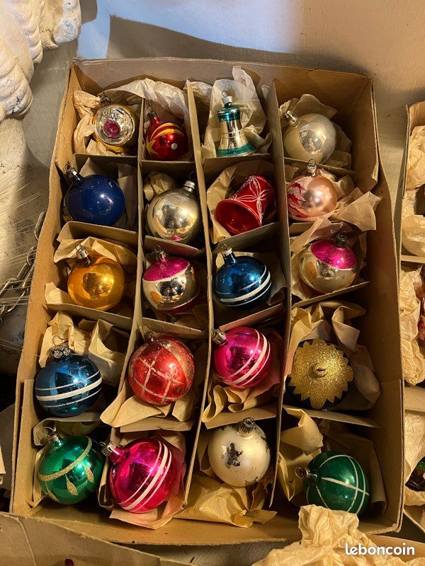 12 vieilles boules de Noël dans une boîte - Canada