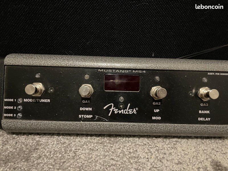 Guitare électrique rose avec ampli Fender (image 4)