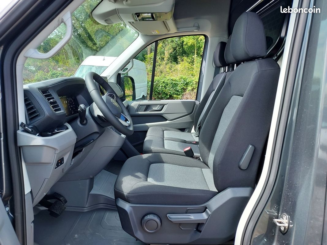 Volkswagen CRAFTER FG BVA GRIS FONCÉ 35 L3H3 2.0 TDI 177CH BUSINESS TRACTION BVA8 (image 2)