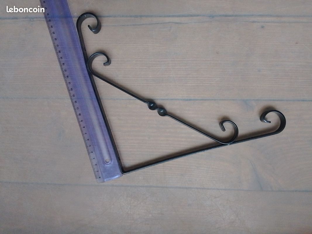 Paire d'équerres décoratives en fer forgé laqué noir (image 1)