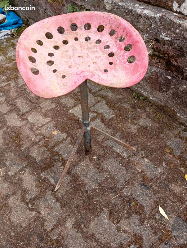Selle de tracteur ancienne sur pied (image 1)