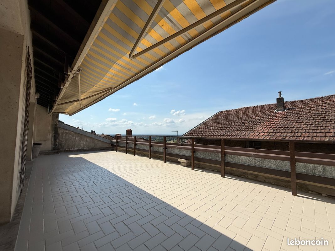 Maison 8 pièces 250 m² · à Val-Revermont · 250 m² · 1 390 €/mois