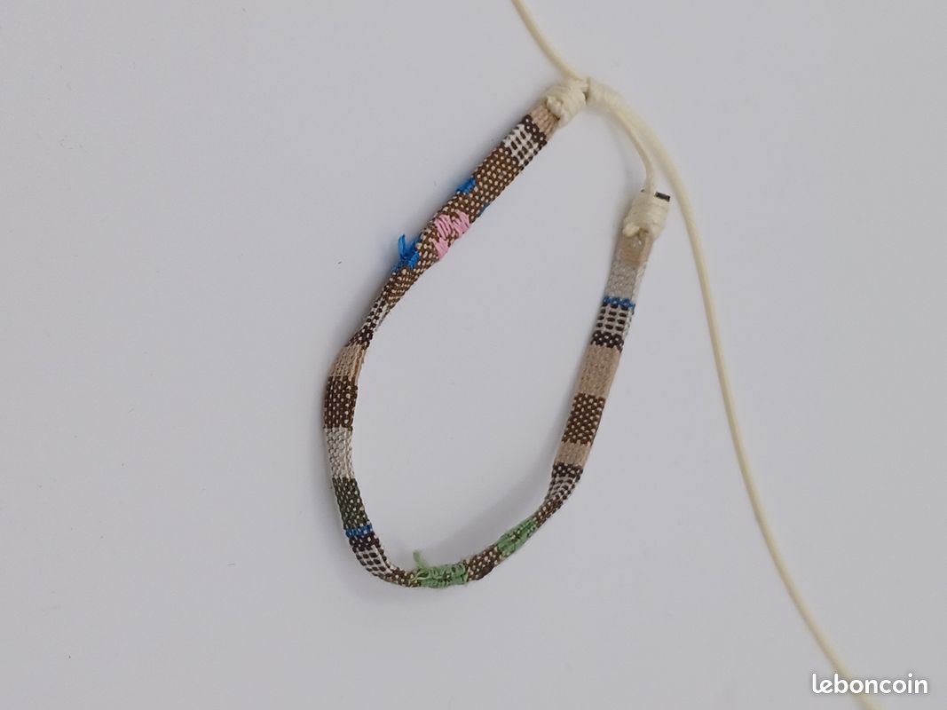 Lot De 20 Bracelets Brésiliens Tressés Multicolores - Neufs Avec étiquettes (lot Revendeur)