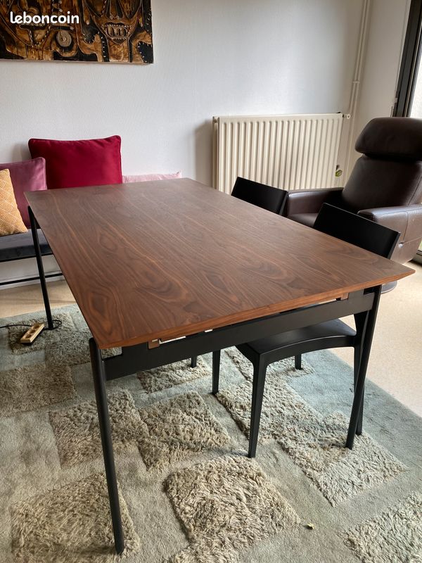 Table contemporaine design (image 1)