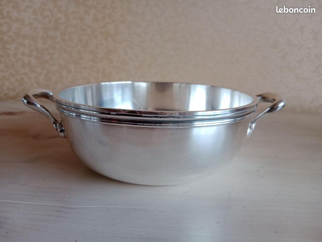 Plat en métal argenté vintage et pince à servir | Photo Premium