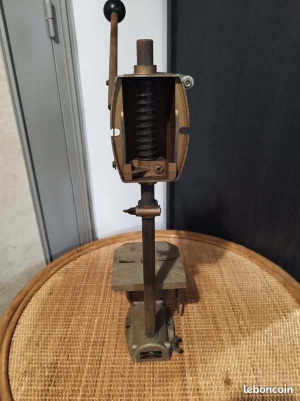 Lot 2 Support Perceuse a colonne Peugeot avec étau - Bricolage Lot 2 Support Perceuse a colonne Peugeot avec étau - Bricolage