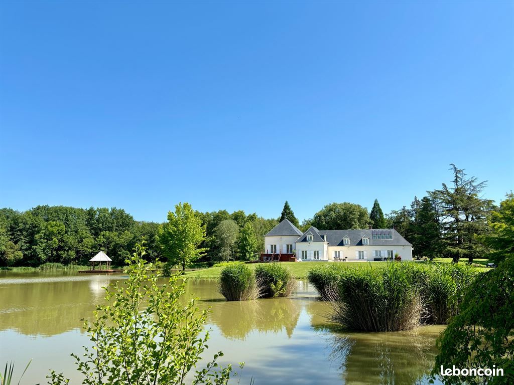 Maison 16 pièces 640 m² · à Saint-Cyran-du-Jambot · 640 m² · 1 207 500 €
