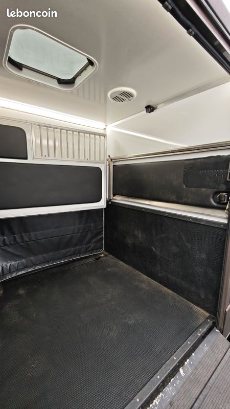 Camion VL Krismar 2 chevaux 5 places assises Stalles (image 9)