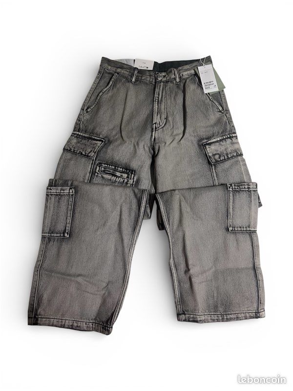 Short Délavé H&M Taille 20 Pour Femme - Coupe Coupée (cut-off), Détail Taille Régulière, Occasion En Très Bon état