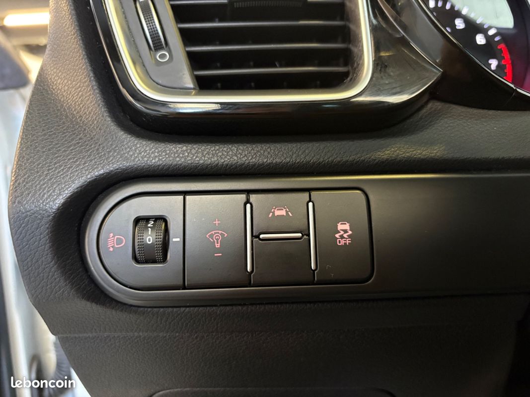 KIA CEED GT-Line 126cv - TOIT OUVRANT/APPLE CARPLAY/CAMÉRA DE RECUL/RADARS/JANTES 17" (image 23)