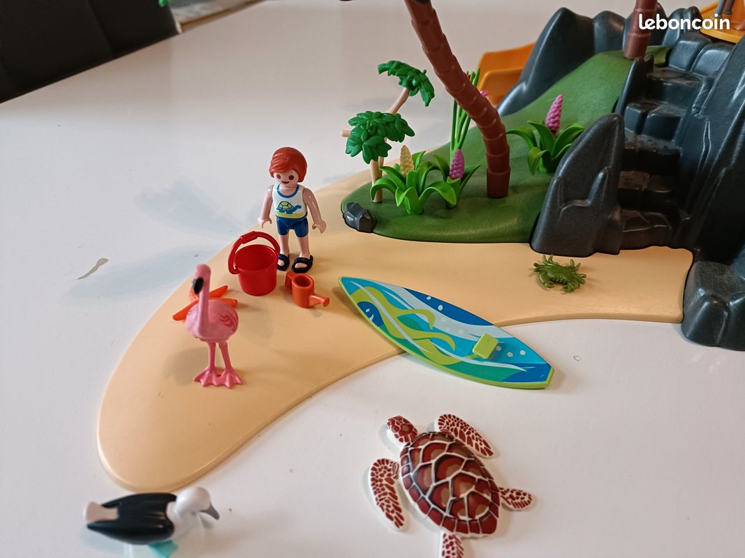 LOT 77 : L'ile de vacances Playmobil - n°6979 - univers : monde actuel (image 2)