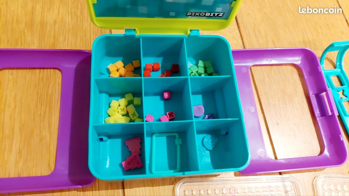Pixobitz - Starter Pack Deluxe - Coffret PixelArt avec 270 Bitz, D?corations Accessoires Mod?Les - Personnages Animaux Fruits Skates en 2D Et 3D - Loisirs CR?atifs - Jouet Enfant 6 Ans Et