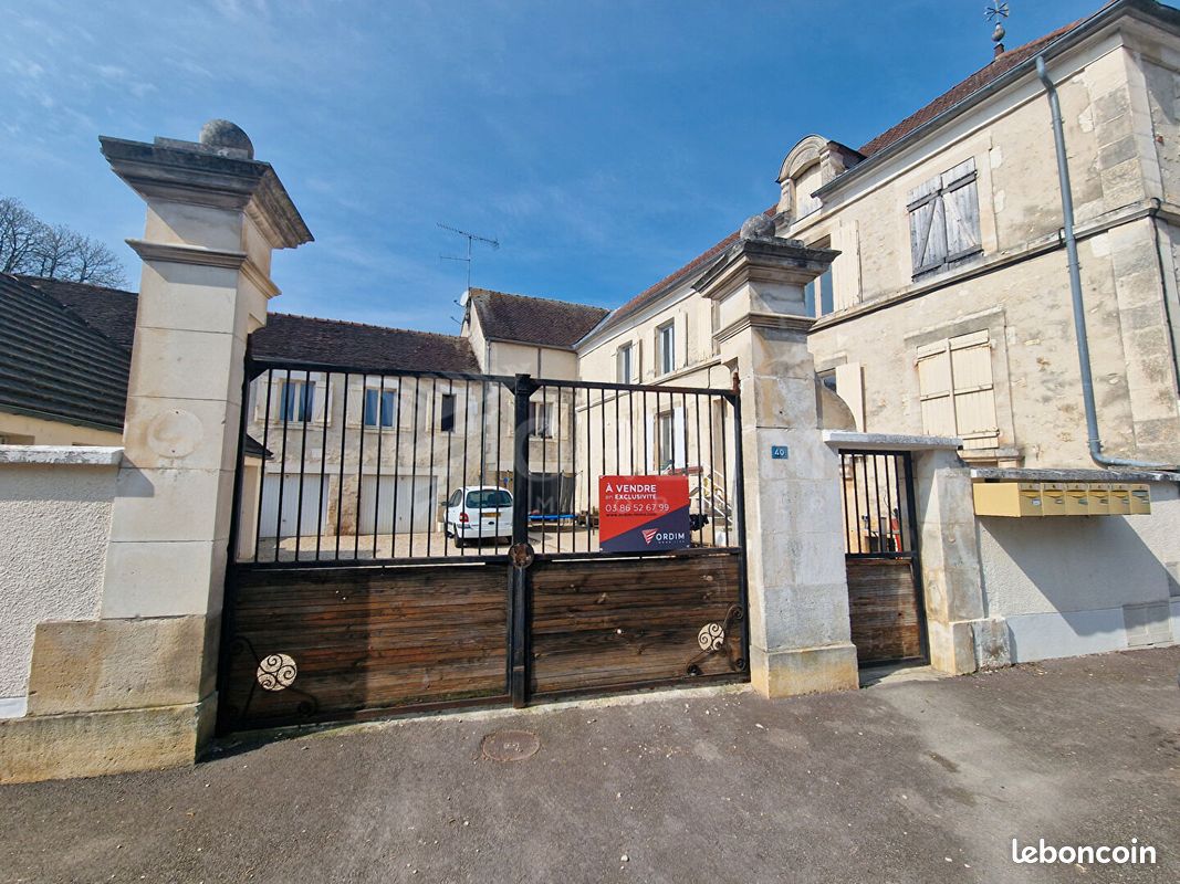 Immeuble 5 pièces 240 m² · à Gy-l'Évêque · 240 m² · 225 000 €